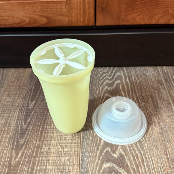 Tupperware Quick Shake Container with Insert - Picture 15 of 16